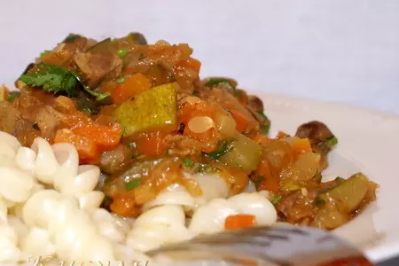 Пряное рагу из кабачка с говядиной