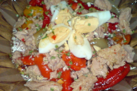 Фото к рецепту: Салат из запечённых перцев и лука с тунцом