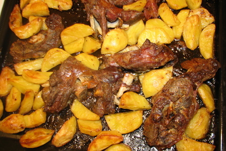 Фото к рецепту: Баранья лопатка в горчице с картофелем