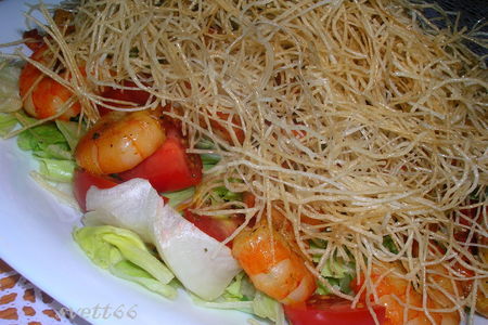 Вьетнамский салат (почти) с креветками и рисовой вермишелью