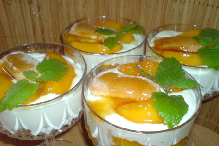 Фото к рецепту: Десерт из маскарпоне и фламбированных нектаринов