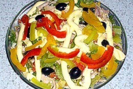 Фото к рецепту: Салат "греция" с копченой курицей