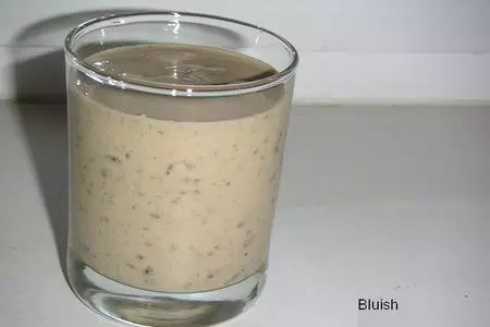 Кефир с корицей, красным перцем, медом и черносливом