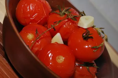 Маринованные помидорки с тимьяном