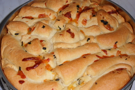 Хлеб с сыром и базиликом
