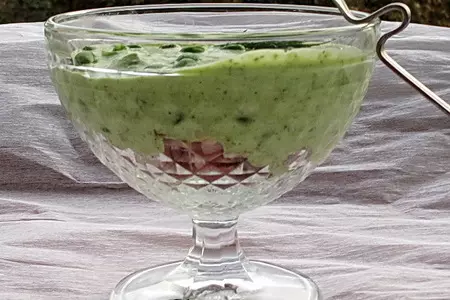 Салат-коктейль с зеленым горошком и копченой грудинкой