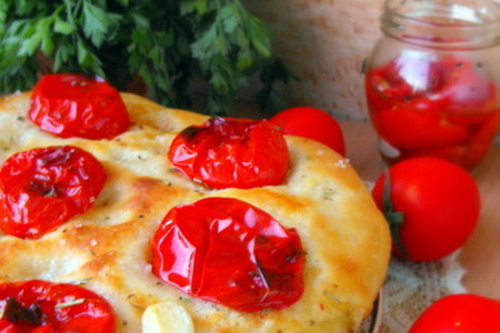 Фото к рецепту: Картофельная фокачча с печеными помидорами