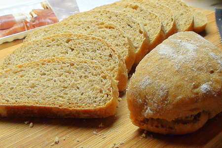 Тосканский хлеб из цельнозерновой муки, брускетте и итальянские гренки с ветчиной в честь l@r@чки.