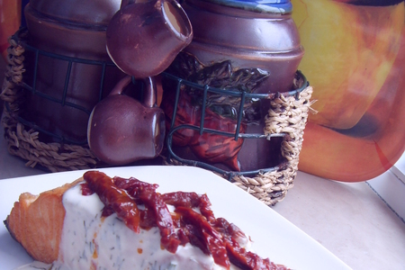 Фото к рецепту: Сёмга "по деревенски" - с вялеными помидорами под сметанно-укропным соусом.