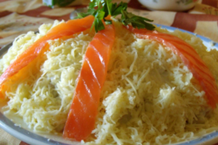 Фото к рецепту: Слоеный салат из семги и яблок "позитивный"