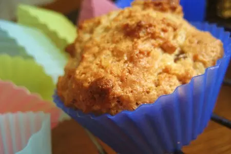 Творожные маффины из цельнозерновой муки с кизилом