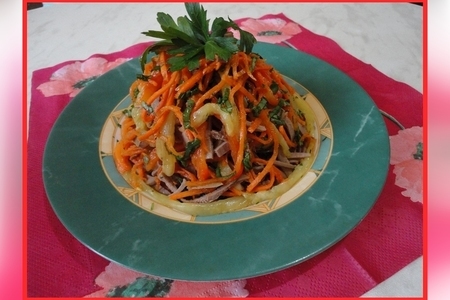 Салат из свиного языка, корейской моркови и запеченого болгарского перца