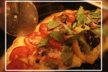 Пицца... просто пицца. минималистическая пицца... пицца с томатами - моя любимая пицца