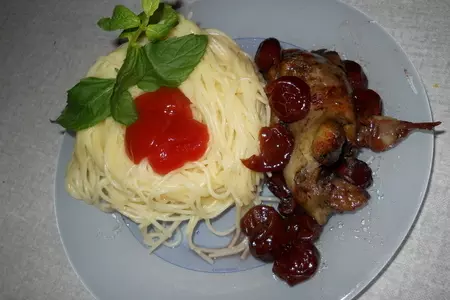 Перепела с вишней в коньяке
