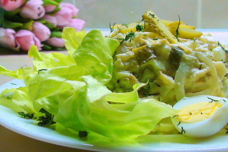 Фото к рецепту: Салат из трески горячего копчения. очень вкусный салат, фирменный, от свёкра!