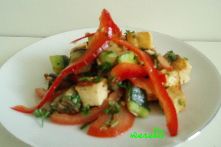 Фото к рецепту: Теплый салат с жареным сыром.