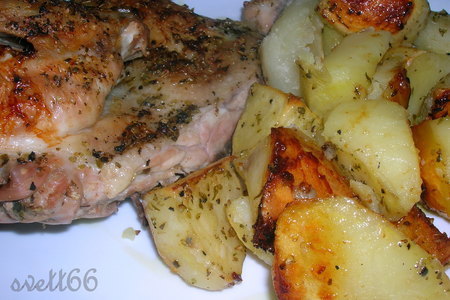 Фото к рецепту: Цыпленок с картофелем запеченный с лимонным соком и орегано в оливковом масле ( критская кухня)