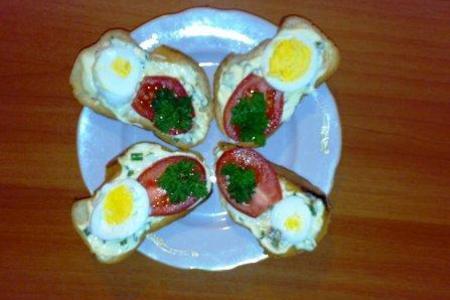 Бутерброды с яйцом и помидором