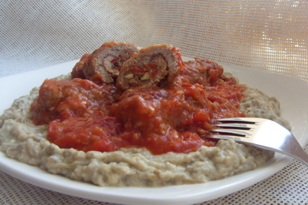 Соус "бегенди"-пюре из баклажанов с мясными рулетиками в томатном соусе.