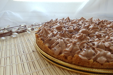 Фото к рецепту: Пирог с вишнёвым желе под сливочно-шоколадным облаком (без выпечки)