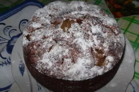Шоколадный пирожок с яблоками