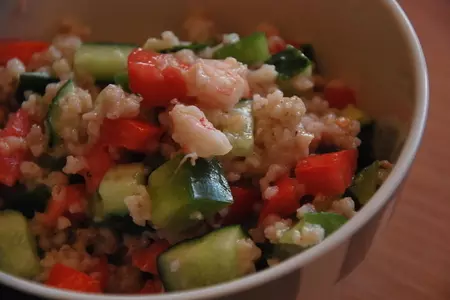 Салат из ячки с креветками и овощами