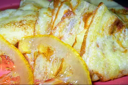 Крепы с лимонно-карамельным соусом и лимонными дольками