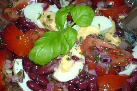 Салат из фасоли,помидоров и яиц
