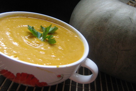 Суп-пюре тыквенный с гренками и сыром.