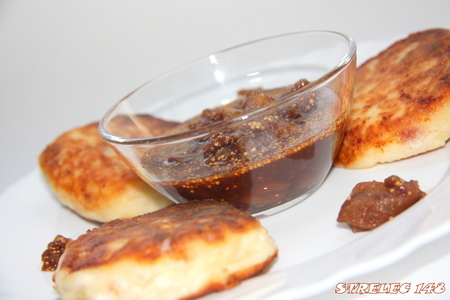 Фото к рецепту: Сырники с фисташками и с соусом из инжира и красного вина.