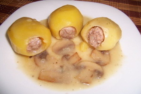 Фаршированный мясом картофель в грибной подливе + бонус "картофельные спиральки" (мой вариант)