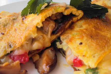 Фото к рецепту: Омлет с грибами, сыром и перцем / рецепт заботливого мужа:)