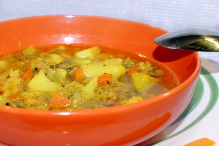 Фото к рецепту: Картофельный суп с чечевицей