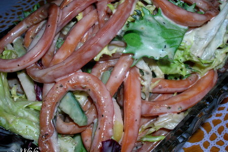 Фото к рецепту: Салат с розовыми кальмарами