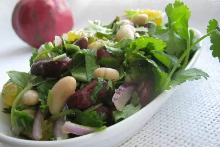 Салат с фасолью и апельсином.