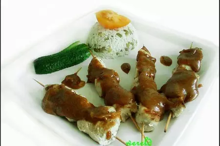 Sate - индонезийский шашлычок с одноименным соусом при нем