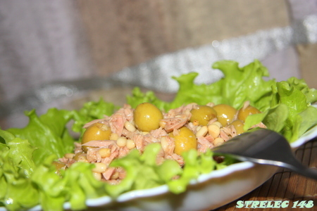 Фото к рецепту: Салат из тунца с оливками и кедровыми орешками.