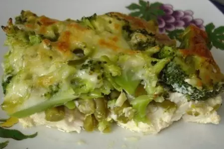 Гратен из курицы, зеленой фасоли и брокколи