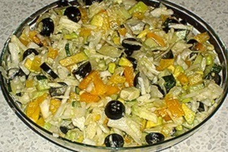 Фото к рецепту: Салат с капустой и маслинами