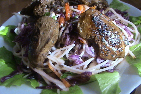 Салат с куриной печенью и заправкой в азиатском стиле