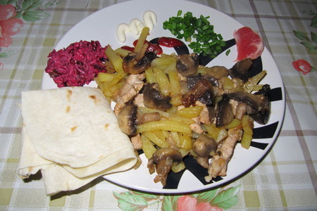 Фото к рецепту: Картофель с грибами и мясом