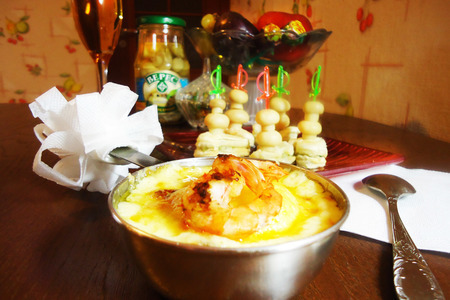 Фото к рецепту: Жюльен из грибов с чесночными креветками + канапе с паштетом "грибочек"