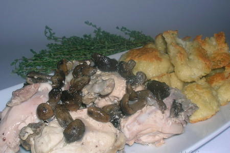 Фото к рецепту: Курица тушеная с опятами с миндальными клецками в качестве гарнира