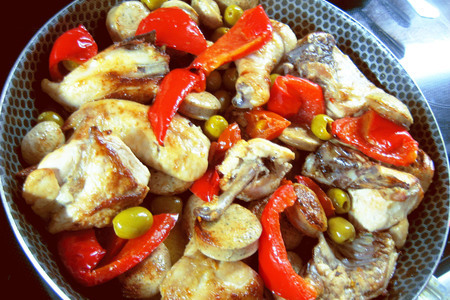 Фото к рецепту: Курица с перцем, черри, оливками и вином