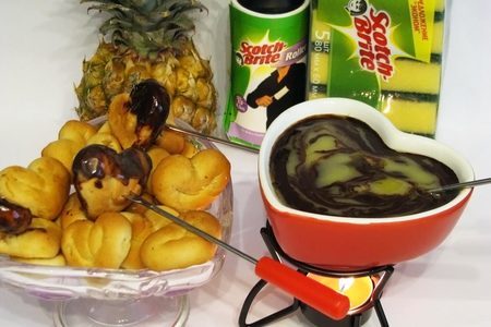 Фото к рецепту: Фондю "два шоколада" с ананасовым печеньем