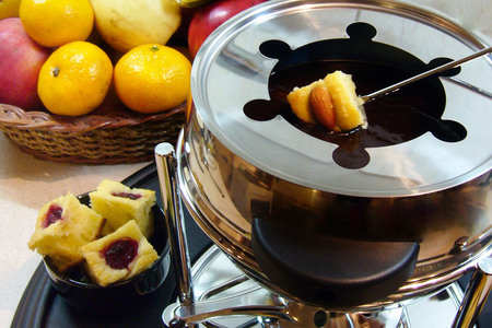Шоколадное фондю с творожным бисквитом и фруктами