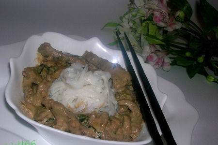 Фото к рецепту: Говядина карри в сливочном соусе, с рисовой лапшой
