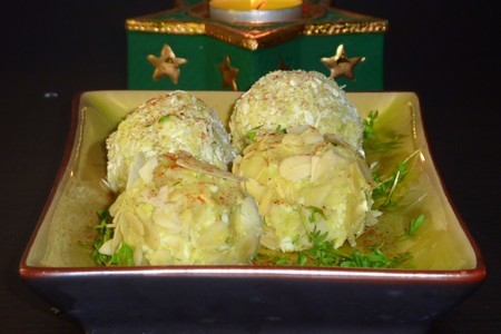 Фото к рецепту: Пикантная закуска-шарики из авокадо и риса
