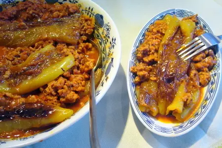 Жареные перцы под соусом болоньезе