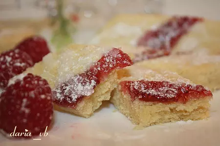 Рассыпчатое печенье с малиновым джемом